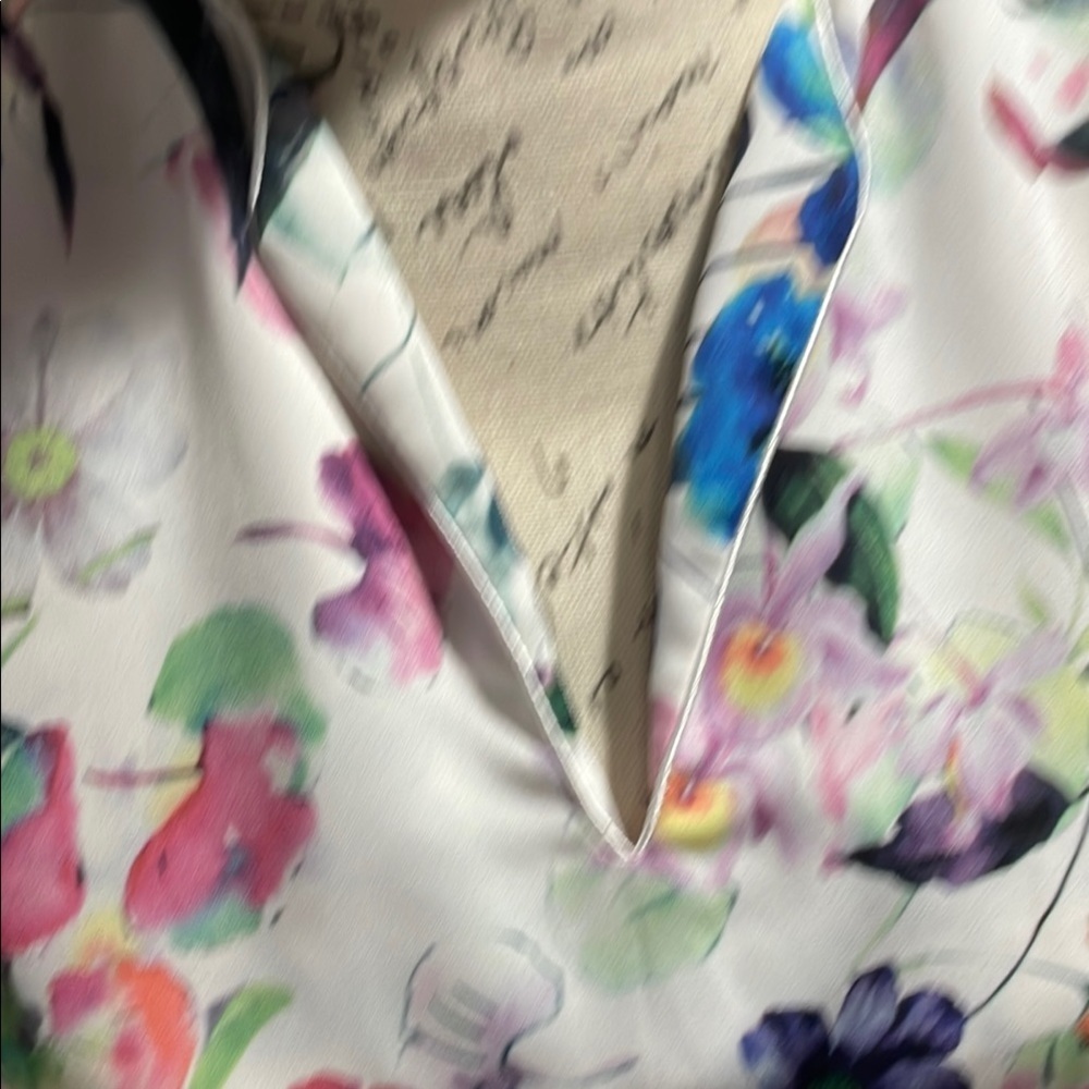 Frnch Floral V-Neck Women's Top - Picture 5 of 6